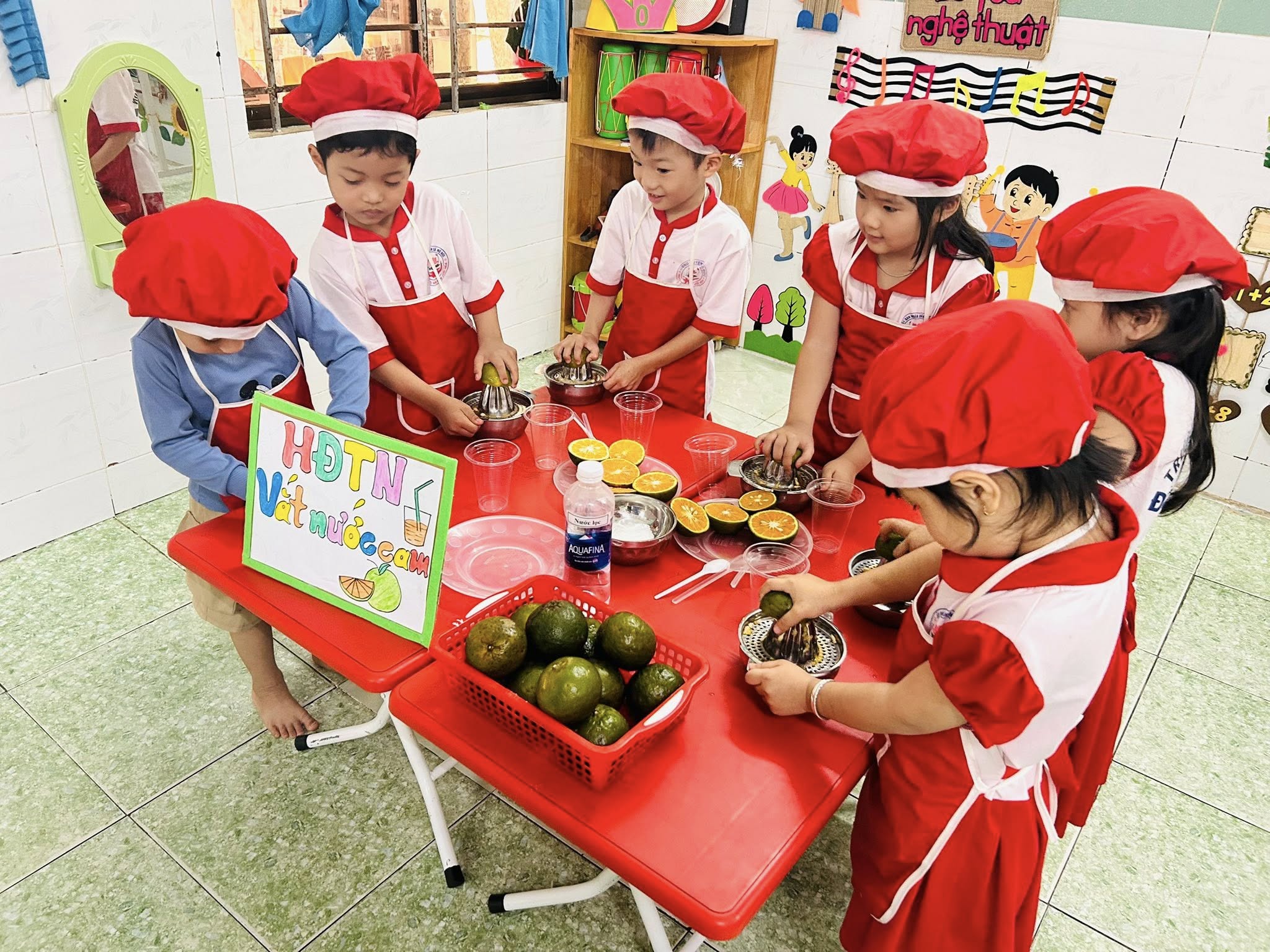 HOẠT ĐỘNG TRẢI NGHIỆM: BÉ VẮT NƯỚC CAM