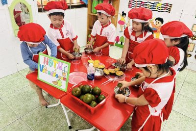 HOẠT ĐỘNG TRẢI NGHIỆM: BÉ VẮT NƯỚC CAM