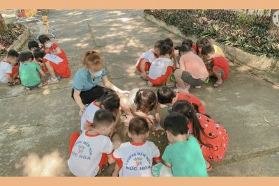 Hoạt động chơi ngoài trời của trẻ ở trường Mầm non